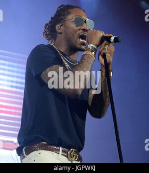 Milwaukee, Wisconsin, Stati Uniti d'America. 8 Luglio, 2017. Il rapper futuro suona dal vivo presso Henry Maier Festival Park durante il Summerfest di Milwaukee, nel Wisconsin. Ricky Bassman/Cal Sport Media/Alamy Live News Foto Stock