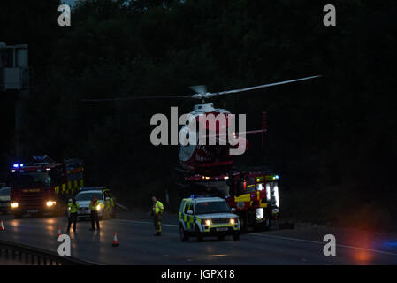 Incidente chiuso M11 vicino ai Vescovi di Stortford, Harlow, Essex, Regno Unito. Tre persone sono state portate in ospedale. Hanno partecipato due elicotteri di ambulanza aerea, supportando numerose unità terrestri. L'uomo era accusato di guida in stato di ebbrezza Foto Stock