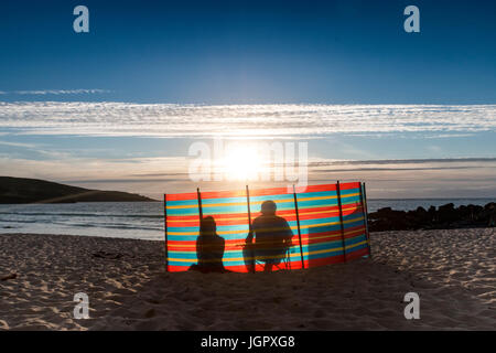 Porthmeor, St. Ives, Cornwall, Regno Unito. Il 9 luglio 2017. Il sole tramonta su Porthmeor, St. Ives, Cornwall, dopo una calda giornata d'estate. I turisti fanno la maggior parte del tempo caldo nella tarda sera sun. Credito: Richard Holmes/Alamy Live News Foto Stock