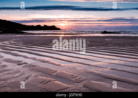 Porthmeor, St. Ives, Cornwall, Regno Unito. Il 9 luglio 2017. Il sole tramonta su Porthmeor, St. Ives, Cornwall, dopo una calda giornata d'estate. Credito: Richard Holmes/Alamy Live News Foto Stock