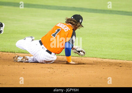 Miami, Florida, Stati Uniti d'America. 9 Luglio, 2017. Sarà VRAGOVIC | Orari.U.S. Team secondo baseman Brendan Rodgers (1) pounces sul rasoterra dalla distanza dal World Team primo baseman Josh Naylor (14) nella terza inning della All-Star Futures gioco tra Stati Uniti Il Team e la squadra del mondo a Marlins Park a Miami, Florida, domenica 9 luglio 2017. Credito: Sarà Vragovic/Tampa Bay volte/ZUMA filo/Alamy Live News Foto Stock