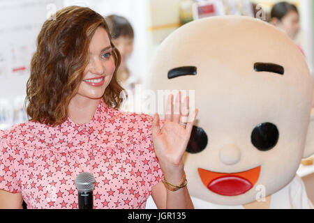 Tokyo, Giappone. 10 lug 2017. Australian supermodel Miranda Kerr partecipa ad un evento di presentazione di nuovi prodotti per il giapponese Miso Marukome marca il 10 luglio 2017, Tokyo, Giappone. Kerr parteciperà ad una serie di eventi di cottura per promuovere Marukome, chi sarà la presentazione di nuovi prodotti creati in collaborazione con lei. Credito: Rodrigo Reyes Marin/AFLO/Alamy Live News Foto Stock