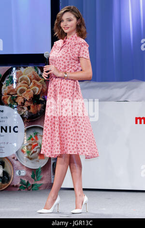 Tokyo, Giappone. 10 lug 2017. Australian supermodel Miranda Kerr partecipa ad un evento di presentazione di nuovi prodotti per il giapponese Miso Marukome marca il 10 luglio 2017, Tokyo, Giappone. Kerr parteciperà ad una serie di eventi di cottura per promuovere Marukome, chi sarà la presentazione di nuovi prodotti creati in collaborazione con lei. Credito: Rodrigo Reyes Marin/AFLO/Alamy Live News Foto Stock