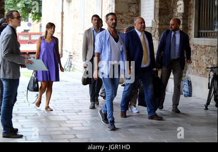 Udine, Italia. 10 lug 2017. Francesco Ragone (C) il padre di Ragone Trifone con Nicodemo Gentile (R) avvocato di Gianni Ragone assiste durante il trentacinquesimo giorno di prova in 'Corte di Assise' per Giosue Ruotolo, accusato del duplice omicidio a Udine il 10 luglio, 2017. Ruotolo, anni 27, è accusato di tiro morto Ragone Trifone e Teresa Costanza il 17 marzo 2015, nel parcheggio di un impianto sportivo nella città settentrionale di Pordenone. Credito: Andrea Spinelli/Alamy Live News Foto Stock