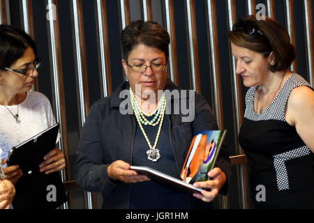 Udine, Italia. 10 lug 2017. Eleonora Ferrante (C) madre di Ragone Trifone e Carmelina Parello (R) di Madre Teresa Costanza assiste durante il trentacinquesimo giorno di prova in 'Corte di Assise' per Giosue Ruotolo, accusato del duplice omicidio a Udine il 10 luglio, 2017. Ruotolo, anni 27, è accusato di tiro morto Ragone Trifone e Teresa Costanza il 17 marzo 2015, nel parcheggio di un impianto sportivo nella città settentrionale di Pordenone. Credito: Andrea Spinelli/Alamy Live News Foto Stock