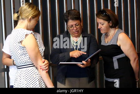 Udine, Italia. 10 lug 2017. Eleonora Ferrante (C) madre di Ragone Trifone e Carmelina Parello (R) di Madre Teresa Costanza assiste durante il trentacinquesimo giorno di prova in 'Corte di Assise' per Giosue Ruotolo, accusato del duplice omicidio a Udine il 10 luglio, 2017. Ruotolo, anni 27, è accusato di tiro morto Ragone Trifone e Teresa Costanza il 17 marzo 2015, nel parcheggio di un impianto sportivo nella città settentrionale di Pordenone. Credito: Andrea Spinelli/Alamy Live News Foto Stock