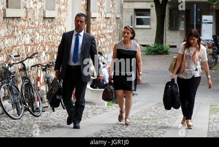 Udine, Italia. 10 lug 2017. Carmelina Parello (C) di Madre Teresa Costanza con i suoi avvocati Carla Sgarito (R) e Giacomo triolo (L) durante il trentacinquesimo giorno di prova in 'Corte di Assise' per Giosue Ruotolo, accusato del duplice omicidio a Udine il 10 luglio, 2017. Ruotolo, anni 27, è accusato di tiro morto Ragone Trifone e Teresa Costanza il 17 marzo 2015, nel parcheggio di un impianto sportivo nella città settentrionale di Pordenone. Credito: Andrea Spinelli/Alamy Live News Foto Stock