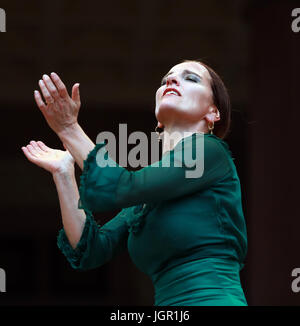 Francoforte, Germania. 9 Luglio, 2017. La ballerina di Flamenco Bettina Castano esegue al trentesimo Rheingao Music Festival di Bad Homburg, Germania, il 9 luglio 2017. Il trentesimo Rheingao Music Festival si svolge dal 24 giugno a settembre 2. Credito: Luo Huanhuan/Xinhua/Alamy Live News Foto Stock