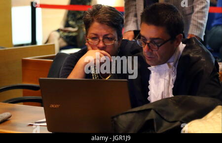 Udine, Italia. 10 lug 2017. Daniele Fabrizi (R) Ragone è avvocato di famiglia con Eleonora Ferrante (L) madre di Trifone Ragone guarda il suo computer durante il trentacinquesimo giorno di prova in 'Corte di Assise' per Giosue Ruotolo, accusato del duplice omicidio a Udine il 10 luglio, 2017. Ruotolo, anni 27, è accusato di tiro morto Ragone Trifone e Teresa Costanza il 17 marzo 2015, nel parcheggio di un impianto sportivo nella città settentrionale di Pordenone. Credito: Andrea Spinelli/Alamy Live News Foto Stock