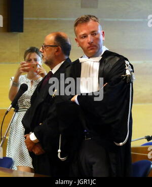 Udine, Italia. 10 lug 2017. Roberto Rigoni Stern (R) e Giuseppe Esposito (C) avvocati della Giosue Ruotolo durante il trentacinquesimo giorno di prova in 'Corte di Assise' per Giosue Ruotolo, accusato del duplice omicidio a Udine il 10 luglio, 2017. Ruotolo, anni 27, è accusato di tiro morto Ragone Trifone e Teresa Costanza il 17 marzo 2015, nel parcheggio di un impianto sportivo nella città settentrionale di Pordenone. Credito: Andrea Spinelli/Alamy Live News Foto Stock