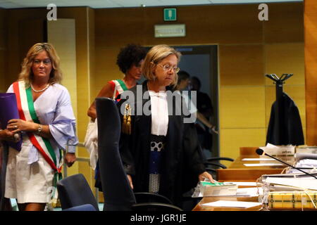 Udine, Italia. 10 lug 2017. Angelica Di Silvestre (R) il giudice durante il trentacinquesimo giorno di prova in 'Corte di Assise' per Giosue Ruotolo, accusato del duplice omicidio a Udine il 10 luglio, 2017. Ruotolo, anni 27, è accusato di tiro morto Ragone Trifone e Teresa Costanza il 17 marzo 2015, nel parcheggio di un impianto sportivo nella città settentrionale di Pordenone. Credito: Andrea Spinelli/Alamy Live News Foto Stock