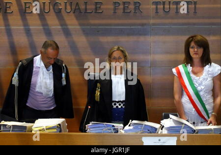 Udine, Italia. 10 lug 2017. Angelica Di Silvestre (C) il giudice durante il trentacinquesimo giorno di prova in 'Corte di Assise' per Giosue Ruotolo, accusato del duplice omicidio a Udine il 10 luglio, 2017. Ruotolo, anni 27, è accusato di tiro morto Ragone Trifone e Teresa Costanza il 17 marzo 2015, nel parcheggio di un impianto sportivo nella città settentrionale di Pordenone. Credito: Andrea Spinelli/Alamy Live News Foto Stock