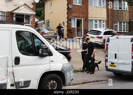 High Wycombe, Regno Unito. 10 Luglio, 2017. La Thames Valley Police ha eseguito un numero di warrant in High Wycombe in connessione con moderne forme di schiavitù e di reati di riciclaggio di denaro. Circa quaranta ufficiali eseguite due warrant a proprietà in Micklefield Road a 06:00BST sotto la sezione 8 della polizia criminale e prove Act 1984. Credito: Peter Manning/Alamy Live News Foto Stock