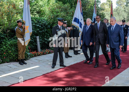 Gerusalemme, Israele. 10 Luglio, 2017. Il Presidente dello Stato di Israele, REUVEN RIVLIN, ospita una cerimonia di benvenuto per il presidente rwandese Paul Kagame, presso la residenza del Presidente prima di dichiarazioni pubbliche e di una riunione di lavoro tra i due. Il Primo Ministro israeliano Benjamin Netanyahu uniti i presidenti, superando il tradizionale protocollo diplomatico. Credito: Nir Alon/Alamy Live News Foto Stock