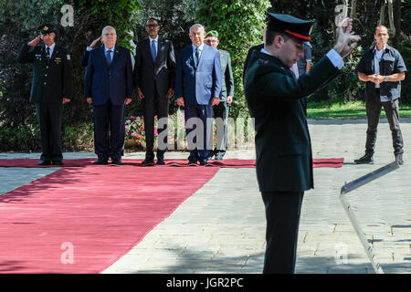 Gerusalemme, Israele. 10 Luglio, 2017. Il Presidente dello Stato di Israele, REUVEN RIVLIN, ospita una cerimonia di benvenuto per il presidente rwandese Paul Kagame, presso la residenza del Presidente prima di dichiarazioni pubbliche e di una riunione di lavoro tra i due. Il Primo Ministro israeliano Benjamin Netanyahu uniti i presidenti, superando il tradizionale protocollo diplomatico. Credito: Nir Alon/Alamy Live News Foto Stock