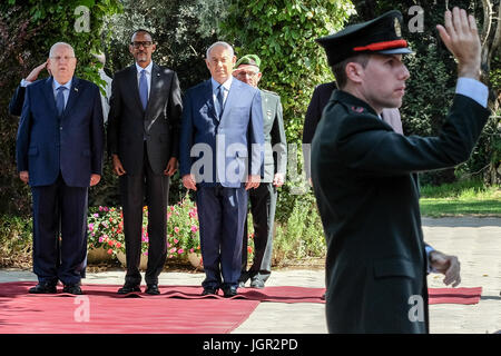 Gerusalemme, Israele. 10 Luglio, 2017. Il Presidente dello Stato di Israele, REUVEN RIVLIN, ospita una cerimonia di benvenuto per il presidente rwandese Paul Kagame, presso la residenza del Presidente prima di dichiarazioni pubbliche e di una riunione di lavoro tra i due. Il Primo Ministro israeliano Benjamin Netanyahu uniti i presidenti, superando il tradizionale protocollo diplomatico. Credito: Nir Alon/Alamy Live News Foto Stock