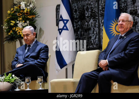 Gerusalemme, Israele. 10 Luglio, 2017. Il Presidente dello Stato di Israele, REUVEN RIVLIN (R), e il Primo Ministro israeliano Benjamin Netanyahu (L), ascoltare una dichiarazione resa dal Presidente ruandese Kagame ad una cerimonia di benvenuto per Kagame alla residenza del Presidente. Netanyahu la presenza supera il tradizionale protocollo diplomatico. Credito: Nir Alon/Alamy Live News Foto Stock