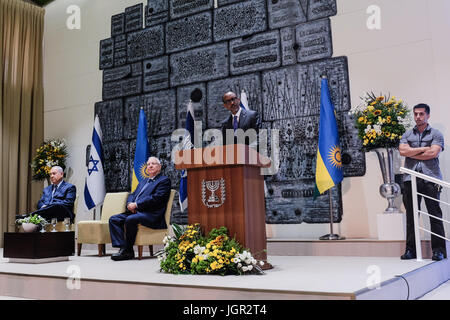 Gerusalemme, Israele. 10 Luglio, 2017. Il Presidente dello Stato di Israele, REUVEN RIVLIN, ospita una cerimonia di benvenuto per il presidente rwandese Paul Kagame, presso la residenza del Presidente prima di dichiarazioni pubbliche e di una riunione di lavoro tra i due. Il Primo Ministro israeliano Benjamin Netanyahu uniti i presidenti, superando il tradizionale protocollo diplomatico. Credito: Nir Alon/Alamy Live News Foto Stock