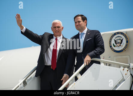 In questa foto rilasciata dalla Nazionale Aeronautica e Spaziale Administration (NASA) Stati Uniti Vice Presidente Mike Pence onde accanto a noi il senatore Marco Rubio (repubblicano della Florida), dopo il loro arrivo su Air Force due presso lo Shuttle Landing Facility (SLF) per evidenziare innovazioni made in America e alcuni tour del partenariato pubblico-privato il lavoro che sta contribuendo a trasformare il Centro Spaziale Kennedy (KSC) in un multi-utente spaceport giovedì 6 luglio, 2017 a Cape Canaveral, in Florida. Credito: Aubrey Gemignani/NASA via CNP /MediaPunch Foto Stock