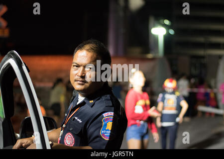 Cemento deragliamento del treno in Nakhon Ratchasima, Thailandia. Luglio 10, 2017. Nessuna morte o lesioni riportate. Foto Stock