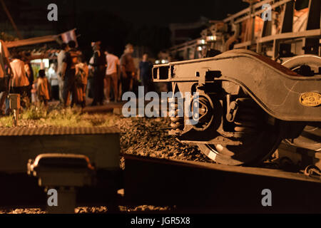 Cemento deragliamento del treno in Nakhon Ratchasima, Thailandia. Luglio 10, 2017. Nessuna morte o lesioni riportate. Foto Stock