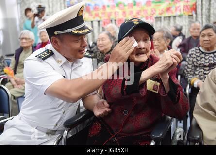 (170710) -- HONG KONG, luglio 10, 2017 (Xinhua) -- Un funzionario della Cina le portaerei salviette di Liaoning lacrime per un 110-anno-vecchia donna durante la loro visita al Ho kit Leung Ting cura e attenzione a casa di Asia della Lega delle Donne limitata a Hong Kong, Cina del Sud, 10 luglio 2017. Circa 60 soldati e ufficiali della portaerei Liaoning ha visitato gli anziani della cura e attenzione home lunedì. (Xinhua/Wang Shen) (dyhqwl) Foto Stock