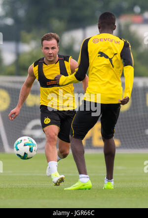 Dortmund's Mario Goetze (l) e Ousmane Dembele vie per la palla durante una pubblica seduta di allenamento dal tedesco Bundesliga football club Borussia Dortmund a Dortmund, Germania, il 10 luglio 2017. Foto: Guido Kirchner/dpa Foto Stock