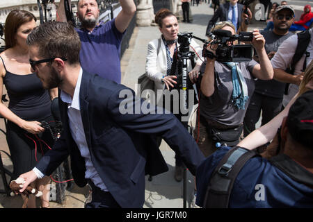 Londra, Regno Unito. 10 Luglio, 2017. Chris Gard e Connie Yates, genitori di Charlie Gard, arrivano al Royal Courts of Justice per l Udienza dell Alta Corte di prendere in considerazione i nuovi elementi di prova disponibili per quanto riguarda il farmaco sperimentale di trattamento potrebbe migliorare la salute del critico-bambino malato. Credito: Mark Kerrison/Alamy Live News Foto Stock