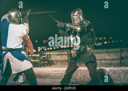 Due cavalieri combattimenti durante la festa medievale in elvas, Portogallo Foto Stock