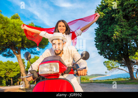 Happy free libertà matura la guida scooter eccitati su Vacanze estive Vacanze. Foto Stock