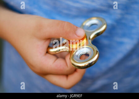 Agitano: dito spinner - bambino holding agitano: dito spinner Foto Stock