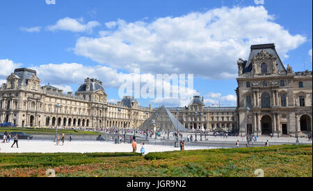 Parigi - agosto 12: il museo del Louvre a Parigi, Francia, qui mostrato il 12 agosto 2016, è il più grande del mondo di museo. Foto Stock