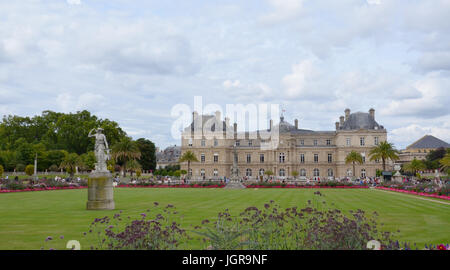 Parigi - agosto 12: Giardino di Lussemburgo a Parigi in Francia è mostrato qui il 12 agosto 2016. Il giardino è stato creato nel 1612. Foto Stock