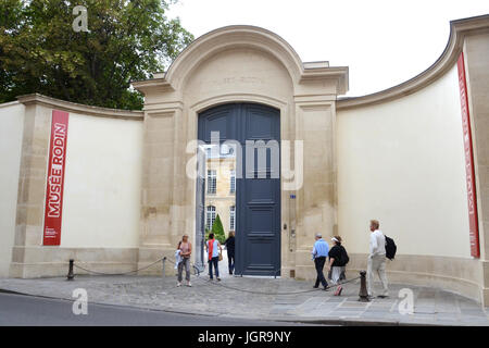 Parigi - agosto 3: i visitatori si avvicinano al Museo Rodin di Parigi in Francia il 3 agosto 2016. Esso contiene opere quali il pensatore, Il bacio e i cancelli o Foto Stock