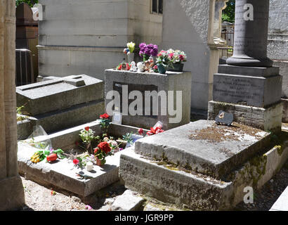 Parigi - AGO 7: la tomba di Jim Morrison al cimitero di Pere Lachaise di Parigi in Francia è mostrato il 7 agosto 2016. Egli è stato il cantante della Doo Foto Stock