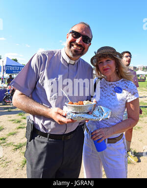 Brooklyn, Stati Uniti. 09 Luglio, 2017. La Quindicesima Arab-American Festival ha avuto luogo a Bay Ridge, Brooklyn, disegno insieme a diverse centinaia di famiglie per godersi musica, danza & Middle Eastern alimenti. Credito: Andy Katz/Pacific Press/Alamy Live News Foto Stock