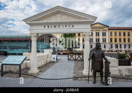 Legionario romano statua in bronzo in accanto alle rovine romane in Alba Carolina fortezza in Alba Iulia città situata nella contea di Alba, Transilvania, Romania Foto Stock