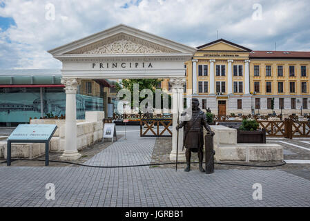 Legionario romano statua in bronzo in accanto alle rovine romane in Alba Carolina fortezza in Alba Iulia città situata nella contea di Alba, Transilvania, Romania Foto Stock