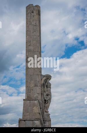 Horea, Closca e Crisan obelisco di fronte all alba Carolina fortezza in Alba Iulia città situata nella contea di Alba, Transilvania, Romania Foto Stock