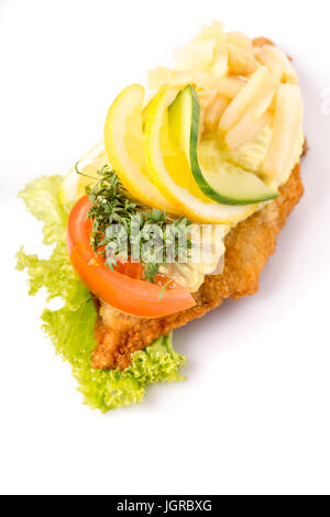 Specialità danesi e piatti nazionali e di alta qualità di sandwich aperto, isolato su sfondo bianco. filetto di pesce e guarnita con remoulade e limone Foto Stock
