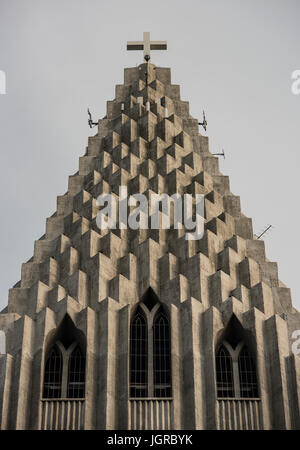 Parte superiore della cattedrale Hallgrimskirkja a Reykjavik, Islanda, luterana chiesa parrocchiale, esterna in una soleggiata giornata estiva con un cielo blu Foto Stock