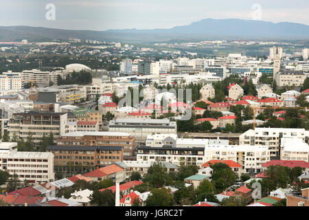 Bella vista aerea di Reykjavik, Islanda con Harbour e panorama sulle montagne e il paesaggio oltre la città, visto dalla torre di osservazione di Hallgrimskirkja Cattedrale. Foto Stock