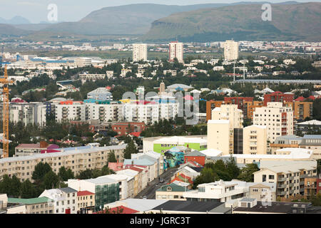 Bella vista aerea di Reykjavik, Islanda con Harbour e panorama sulle montagne e il paesaggio oltre la città, visto dalla torre di osservazione di Hallgrimskirkja Cattedrale. Foto Stock