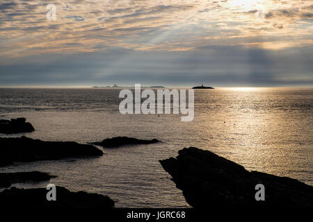 In tarda serata la vista verso est e il Mouse Skerries off l'angolo nord-ovest di Anglesey, Galles del Nord Foto Stock