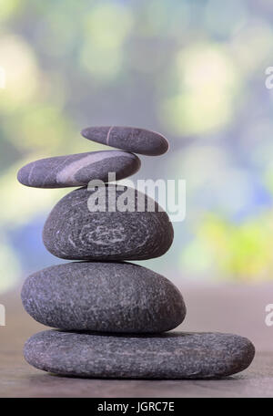 Pila di pietre ghiaia in natura Foto Stock