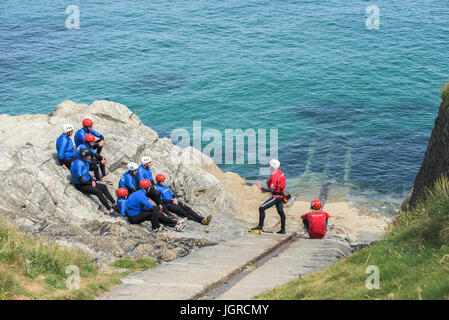 Coasteering sul promontorio in Newquay, Cornwall. Foto Stock