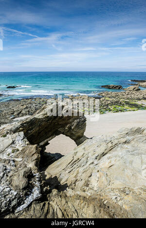 Una roccia naturale arco su poco Fistral Beach in Newquay, Cornwall. Foto Stock