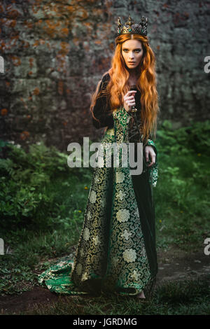 Ritratto di un bel rosso con capelli donna in verde Vestito medievale Foto Stock