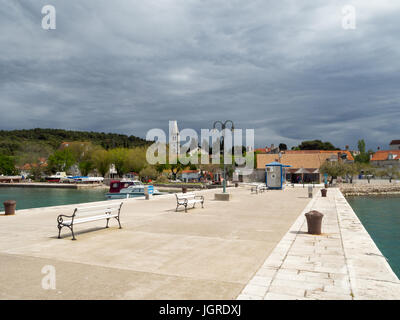 Storico molo di Zlarin isola in Croazia, port marine con yacht e catamarani Foto Stock