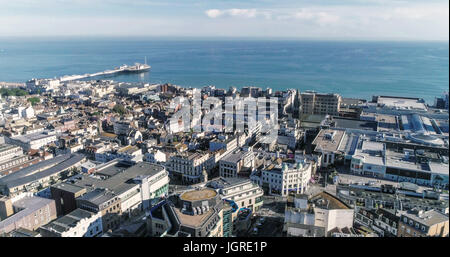 Vista aerea della città di Brighton e Hove verso la spiaggia e il molo Foto Stock